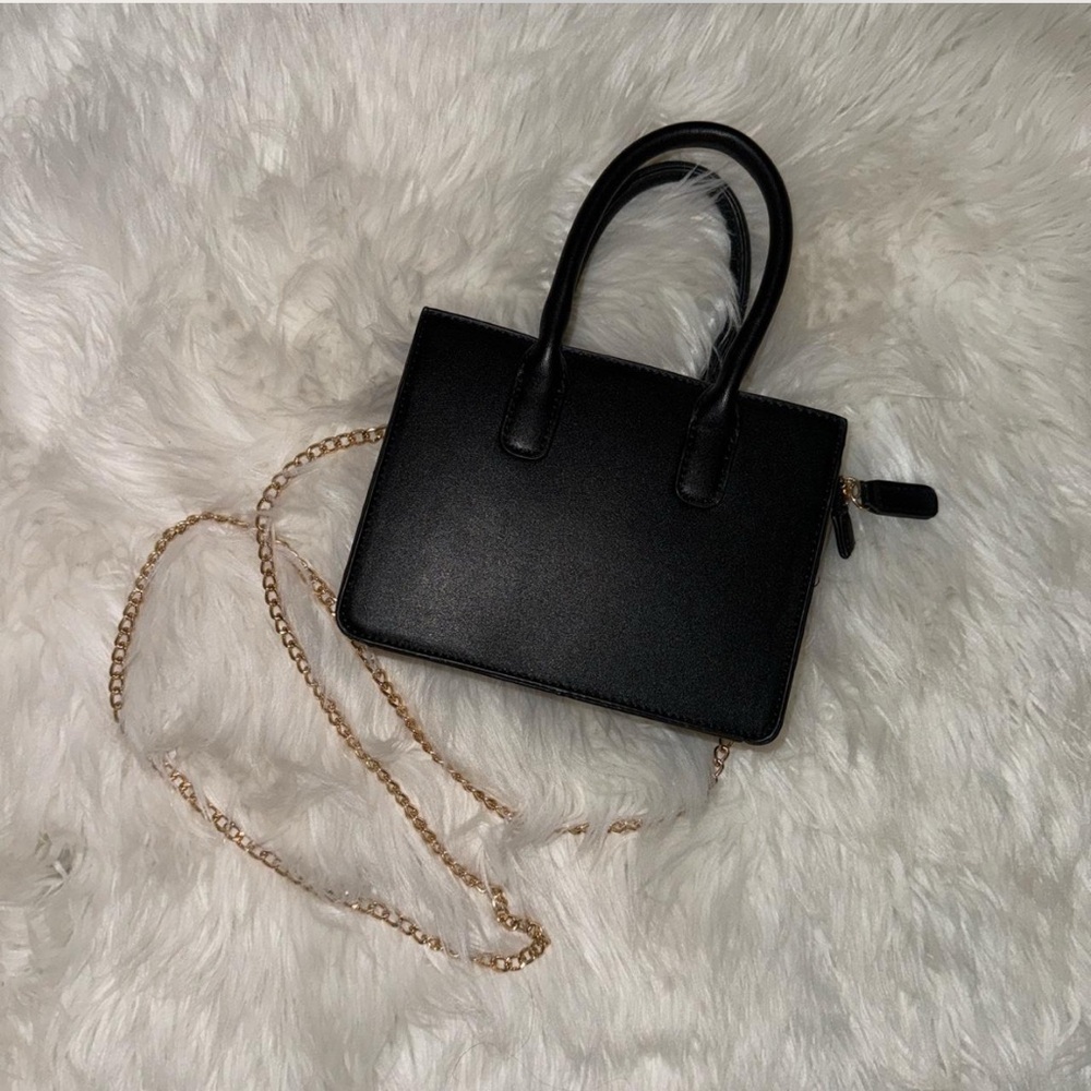 Elegant Black Handbag with Gold Chain